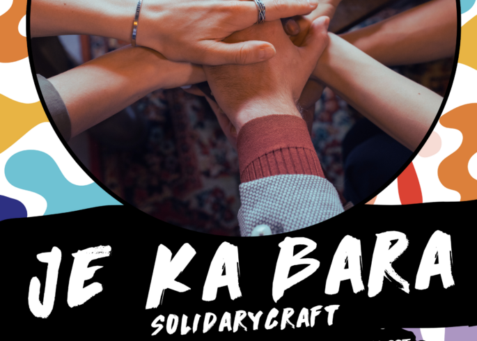 Logo Je ka bara Solidarycraft Rundes Bild von gestapelten Händen und im Hintergrund sind bunte, moderne Muster. Man liest den Namen des Projekts Je ka bara Solidarycraft und den Text "Gemeinschaft bauen, Vielfalt leben. Ein Ort, wo Kulturen sich begegnen und gemeinsam Neues schaffen."